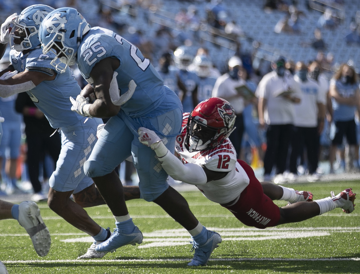 Devan Boykin attempts to tackle UNC's Javonte Williams